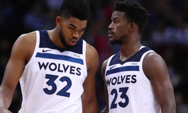 记者：德容缺席巴萨今天训练，是否出战阿拉维斯存在疑问（德容未参加巴萨今日训练，能否出战阿拉维斯成疑）