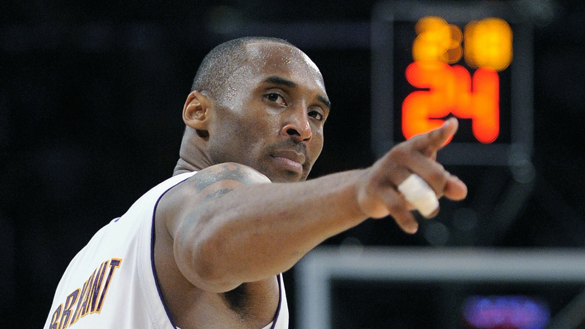 TA：贝隆因指示球员在赛前列队礼中背对对手被禁足6个月（TA：因要求球员在赛前列队背对对手，贝隆被禁赛半年）