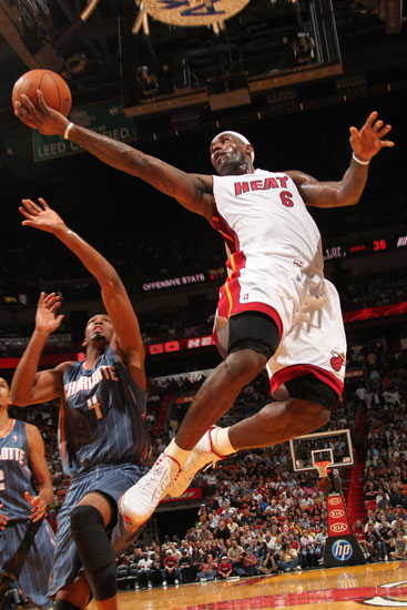 德转评年度最佳左边锋：迪亚斯、KK、拉菲尼亚、维尼修斯入围（德转年度最佳左边锋候选出炉：迪亚斯、克瓦拉茨赫利亚、拉菲尼亚、维尼修斯在列）