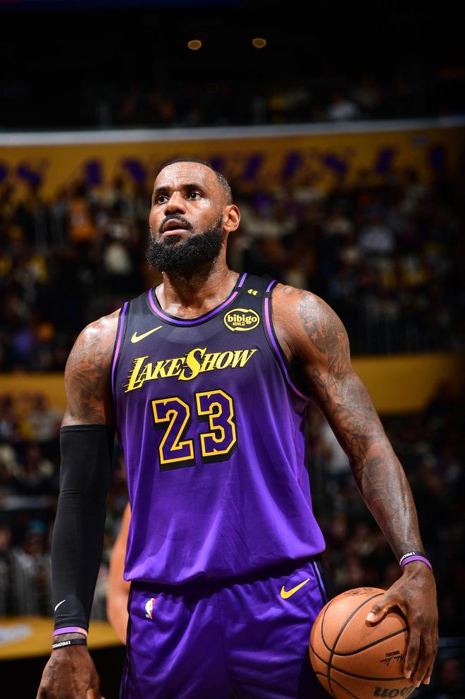 半场战报：米兰0-0拉齐奥，迈尼昂献神扑，红黑军团0射正（半场简报：米兰与拉齐奥互交白卷，迈尼昂神勇扑救，红黑军团零射正）