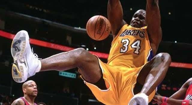 巴萨梅西任意球破门助球队领先（梅西任意球破门，巴萨先拔头筹）