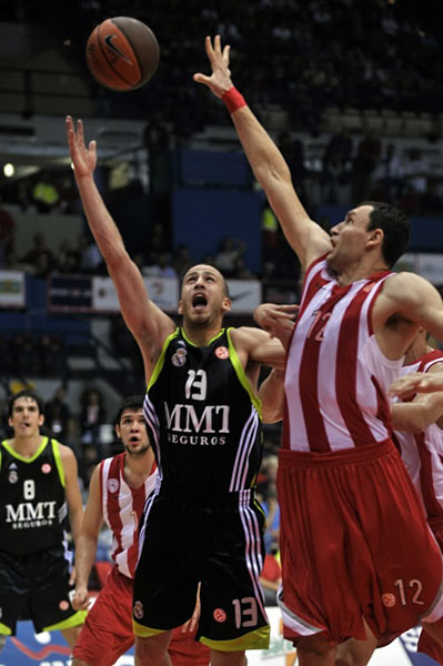 字母哥是现役为一队效力时间第三长的球员，仅次于库里和追梦（字母哥在同队效力时长居现役第三，仅逊库里与追梦）