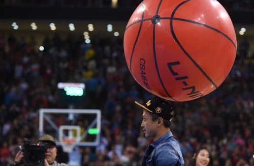 迈尼昂在加比亚社媒动态下留言，后者回复：请续约（迈尼昂现身加比亚社媒留言，加比亚回应：续约吧）