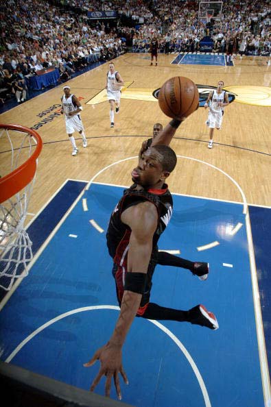 Shams：雄鹿球星字母哥因右小腿拉伤将缺席2-4周（Shams：雄鹿核心字母哥右小腿拉伤，预计缺阵2至4周）